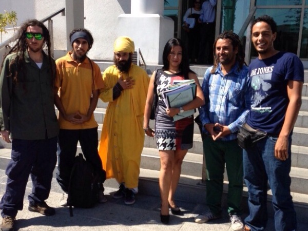 La defensora penal p&uacute;blica Violeta Alvarez, junto a testigos y amigos de Julio Maturana -polera a cuadrill&eacute;-, absuelto por cultivo de marihuana