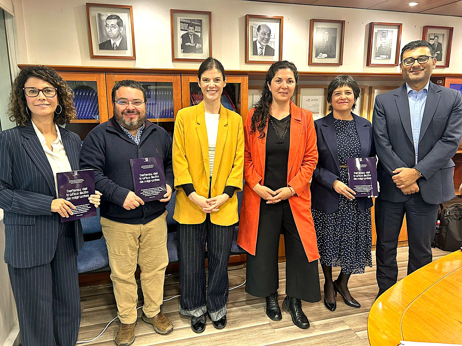 Los acad&eacute;micos junto a la Defensora Nacional y a otros representantes de la Defensor&iacute;a Penal P&uacute;blica.