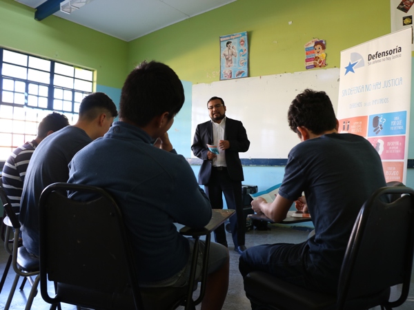 Defensor juvenil Gabriel Apaza junto a j&oacute;venes del Centro de Internaci&oacute;n Porvisoria de Arica. 