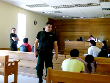 El concejal Luis Paillacheo (izquierda), captado durante la audiencia en que fue formalizado.