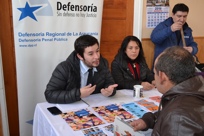 Juan Pablo Alday, Luz Carrillo y Marco Mu&ntilde;oz atendieron el m&oacute;dulo institucional en Los Laureles, comuna de Cunco.