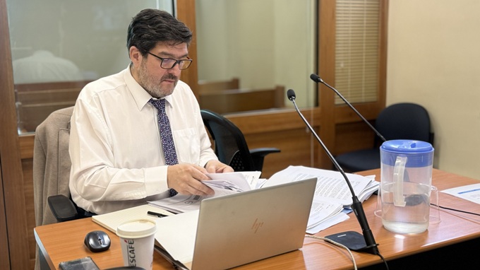 El defensor local jefe de Punta Arenas,  Ram&oacute;n B&oacute;rquez D&iacute;az, durante un receso del jucio oral.