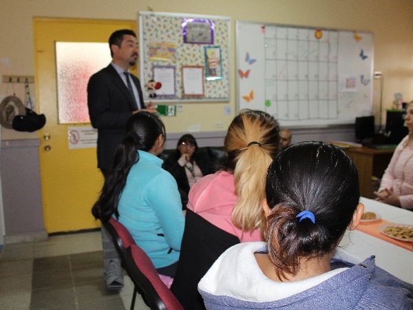 Las mujeres madres con hijos lactantes escucharon atentamente la exposici&oacute;n.
