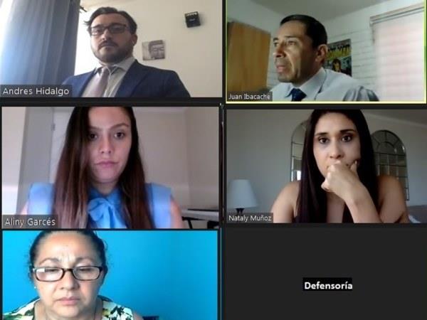 En una audiencia por videoconferencia, el juez Juan Ibacache ley&oacute; la sentencia absolutoria del tribunal.