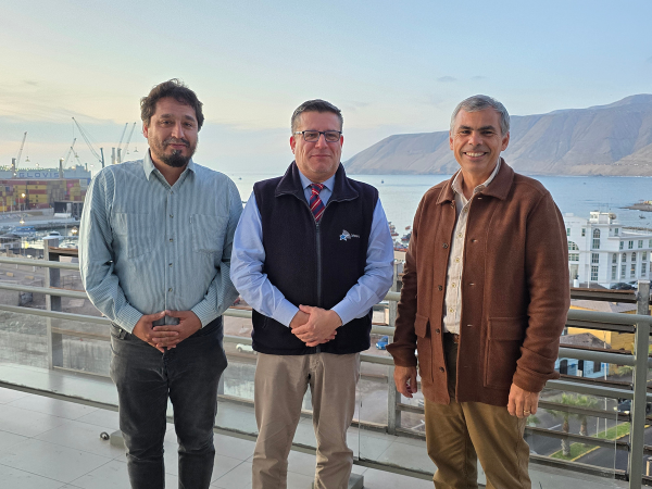 En la fotograf&iacute;a el concejal Rodrigo Oliva, el Defensor Regional, Gabriel Carri&oacute;n, y el alcalde de Iquique, Mauricio Soria.