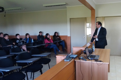 El defensor local jefe de Chill&aacute;n, Antonio Guerra, encabez&oacute; el encuentro con los j&oacute;venes estudiantes de derecho.