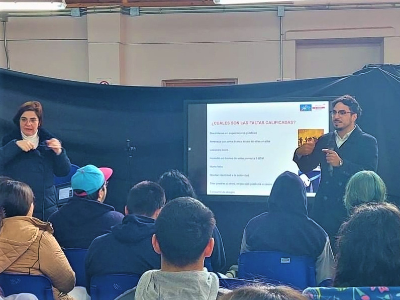 Carla P&eacute;rez Trigo y Felipe Zapada durante una de sus exposiciones en el colegio de El Quisco.