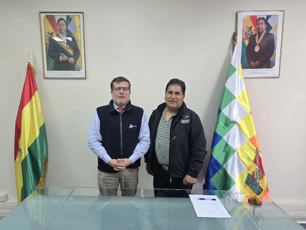 El Defensor Regional de Tarapac&aacute;, Gabriel Carri&oacute;n Calder&oacute;n, y el C&oacute;nsul del Estado Plurinacional de Bolivia en Iquique, Eloy Poma Machaca.