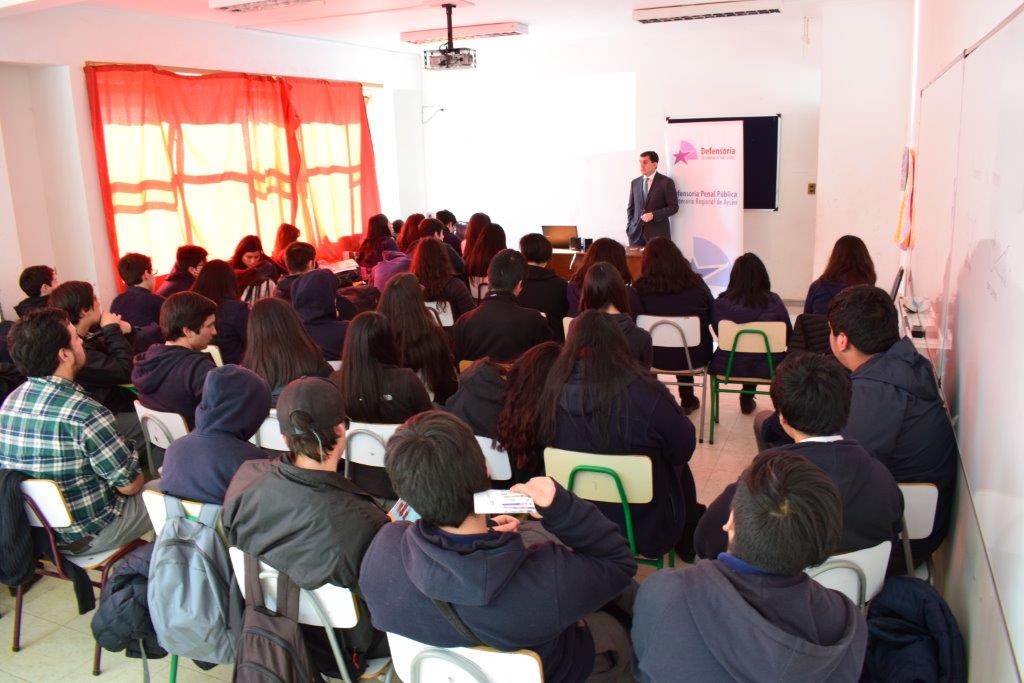 En un espacio de di&aacute;logo abierto, los j&oacute;venes participaron activamente de esta actividad.