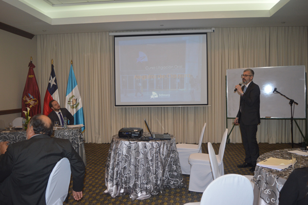 El defensor regional de Atacama, Ra&uacute;l Palma Olivares, se dirige a los defensores Guatemaltecos que participaron en Taller de Litigaci&oacute;n,