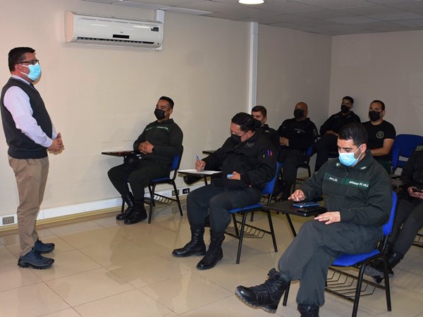 El Defensor Regional de Tarapac&aacute; en su exposici&oacute;n ante los funcionarios de Gendarmer&iacute;a.