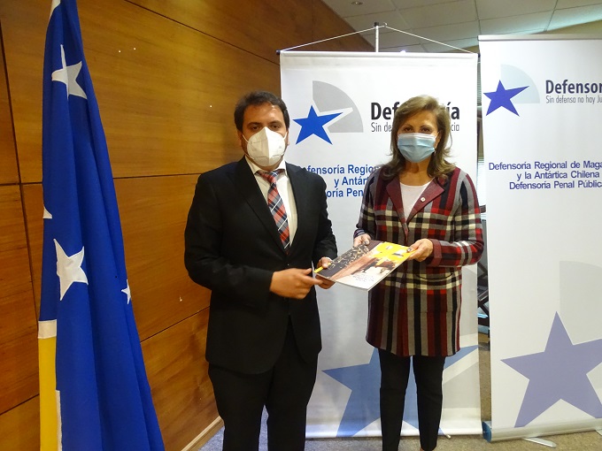 La Defensora Regional entreg&oacute; al nuevo seremi de Justicia y Derechos Humanos un ejemplar de la "Revista 93".