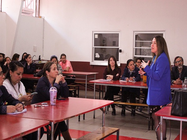 Las y los profesores agradecieron la charla, organizada por la Defensor&iacute;a Regional de Valpara&iacute;so.