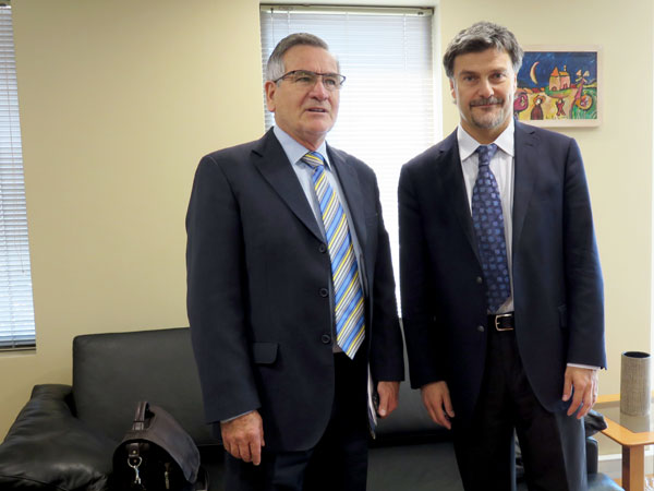 El diputado Sald&iacute;var (izquierda) entreg&oacute; al Defensor Nacional copia de los dos proyectos de ley que impulsa.