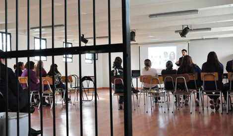 Las mujeres privadas de libertad en Talca y Antofagasta participaron activamente en la primera sesi&oacute;n del taller feminista.