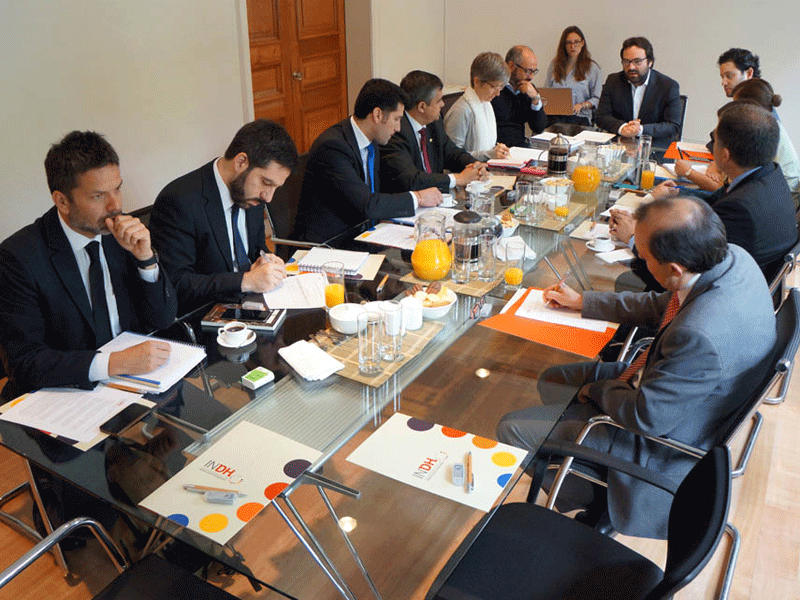 La Defensor&iacute;a es representada en esta mesa por el abogado Claudio Fierro Jefe de la Unidad de Corte.