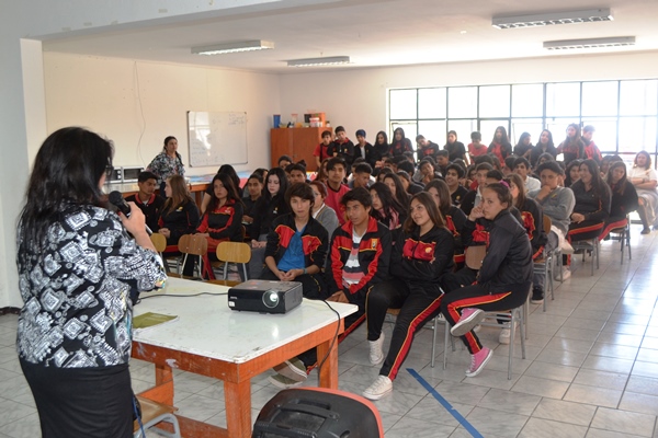 Muy atentos estuvieron los estudiantes del Colegio Manantiales durante la exposici&oacute;n de la defensora penal juvenil.