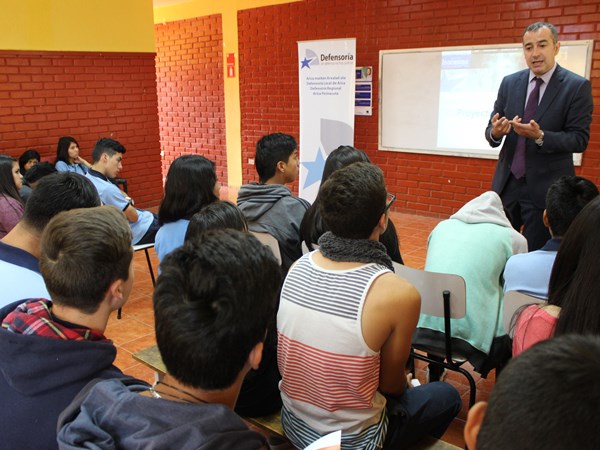 El jefe de Estudios, Sergio Zenteno, junto a alumnos y alumnas de ense&ntilde;anza media del Colegio "Cardenal Ra&uacute;l Silva Henr&iacute;quez".