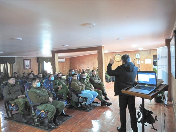 Cristian Sleman, jefe de la Unidad de Estudios de la Defensor&iacute;a Regional del Biob&iacute;o, respondi&oacute; cada una de las preguntas formuladas por los asistentes