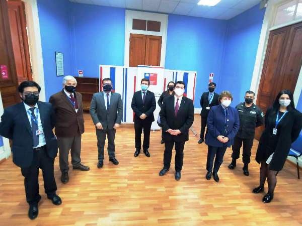 El equipo de directivos sectoriales de la regi&oacute;n de Tarapac&aacute; junto al subsecretario de Justicia, Sebasti&aacute;n Valenzuela.