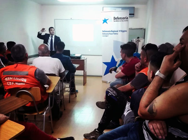 Un grupo de 30 internos escucharon atentos la exposici&oacute;n del defensor penitenciario Freddy Acosta.