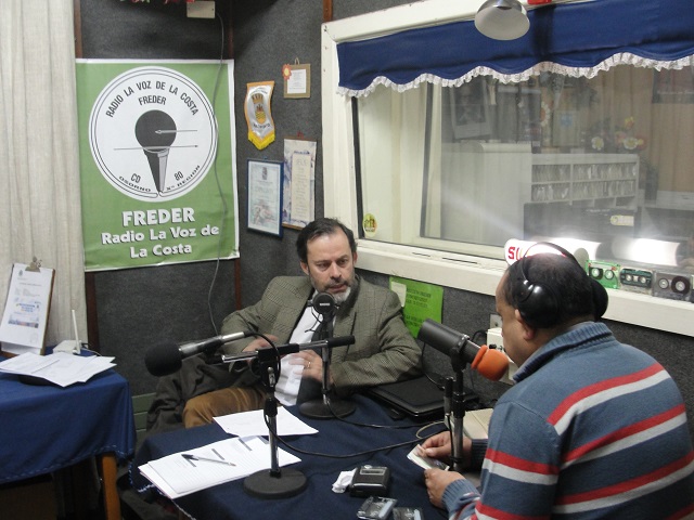 El abogado Germ&aacute;n Echeverr&iacute;a en la radio "La voz de la costa".