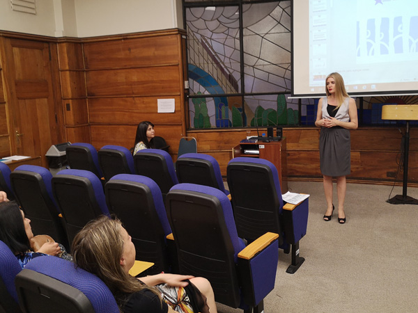 La Seremi de Justicia y Derechos Humanos, Carolina Lav&iacute;n, salud&oacute; a los funcionarios que participaron en la charla del "Proyecto Inocentes".