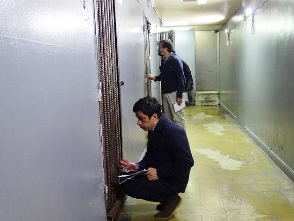 Los defensores p&uacute;blicos se desplegaron hoy por todo el pa&iacute;s para atender a los detenidos. En la imagen, dos de ellos en Antofagasta.