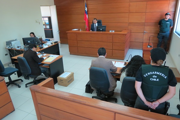 Aspecto de la audiencia realizada este domingo en el Juzgado de Curic&oacute; en la que se formaliz&oacute; a una mujer por el delito de parricidio.