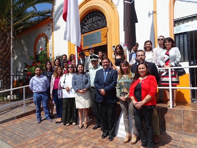 La Defensora Regoinal, Loreto Flores, junto a las dem&aacute;s autoridades presentes en el lanzamiento del 'Programa +R'.