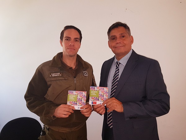 El Defensor Regional  (S) entreg&oacute; el material gr&aacute;fico al subcomisario de los servicios de la Segunda Comisar&iacute;a de Concepci&oacute;n.