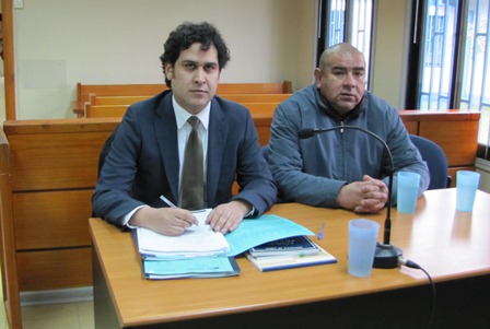 Julio Paillacar (derecha) junto al defensor p&uacute;blico Sebasti&aacute;n Lagos.