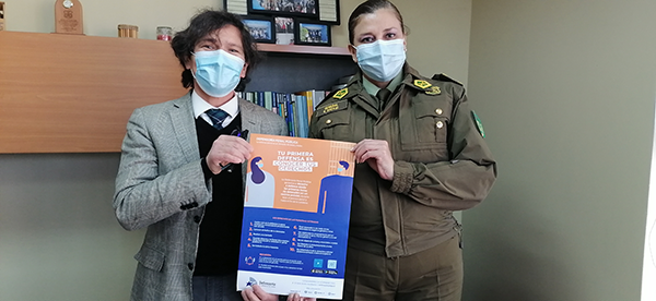 El Defensor Regional (s) de La Araucan&iacute;a, Patricio Salinas entreg&oacute; de material de difusi&oacute;n que se distribuir&aacute; en los recintos policiales de la regi&oacute;n.