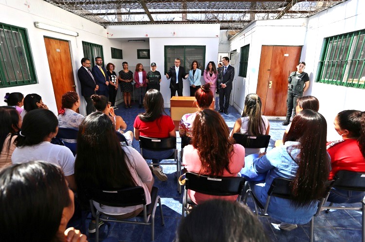 El Defensor Nacional, Carlos Mora Jano, durante el di&aacute;logo participativo con las mujeres privadas de libertad.