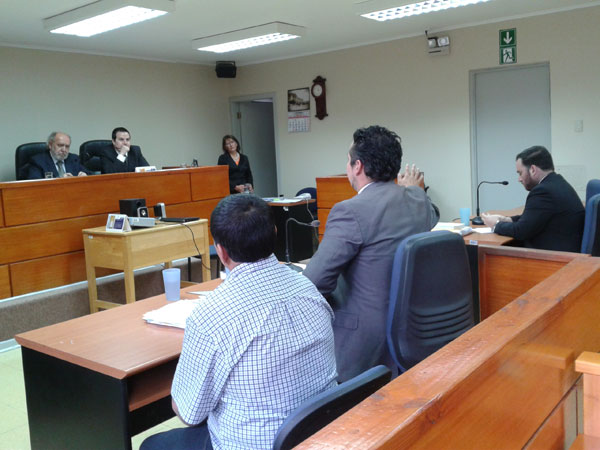 Tras un a&ntilde;o cuatro meses, Luis Mar&iacute;n Oyarz&uacute;n (izquierda) abandon&oacute; el Tribunal Oral de Coyhaique como un hombre libre.