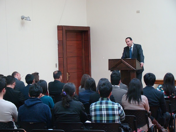 El doctor en derecho &Aacute;lvaro Castro Morales, durante una capacitaci&oacute;n a ministros de la Corte de Apelaciones de Concepci&oacute;n.