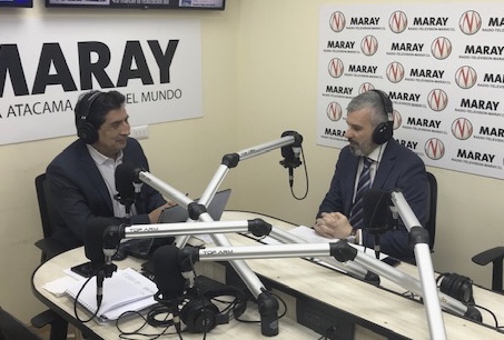 (Foto de archivo) El Defensor Regional de Atacama, Ra&uacute;l Palma, durante una conversaci&oacute;n anterior con Jorge Malebran, locutor de radio "Maray".
