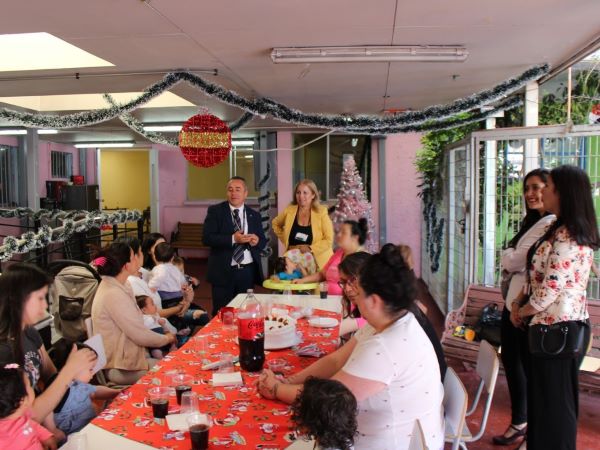 Un momento de alegr&iacute;a, regalos y conversaci&oacute;n se dio en visita navide&ntilde;a de funcionarios y colaboradoras de la Metropolitana Sur 