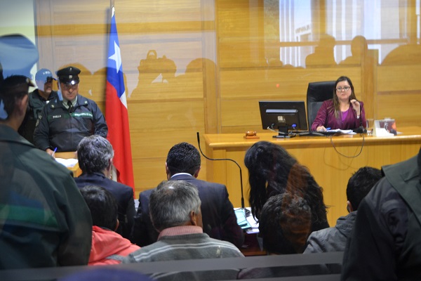 Los defensores p&uacute;blicos Pablo Ardouin y Manuela Royo, junto al jefe de Estudios de La Araucan&iacute;a, Mario Quezada, en la audiencia de control.