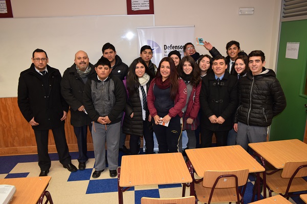 El Defensor Regional, Jos&eacute; Luis Craig, junto a algunos de los alumnos del Liceo de Retiro que participaron en la actividad.