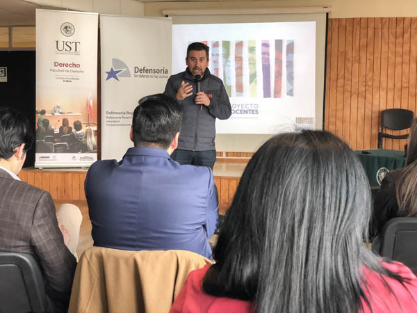 El equipo de la Defensor&iacute;a Regional de Los Lagos convers&oacute; con m&aacute;s de 40 estudiantes de derecho.