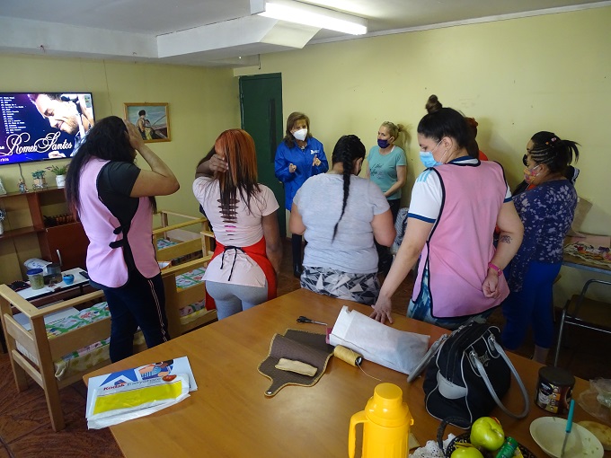 Las mujeres agradecieron la visita de la Defensora Regional y la jefa de Estudios, por el apoyo que siempre les brindan.