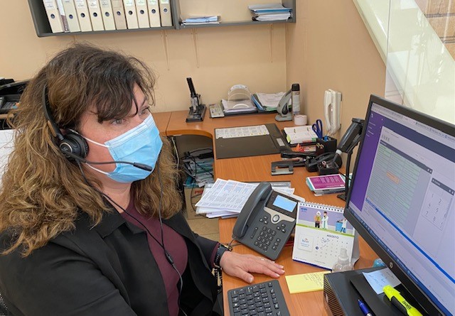 Ingrid Infanta, asistente de la Defensor&iacute;a Local de Copiap&oacute;, atiende p&uacute;blico en el primer turno de 'InfoDefensa'.