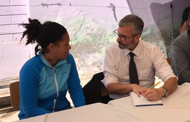 El Defensor Regional de Atacama, Ra&uacute;l Palma, atiende a una ciudadana extranjera interna en el CCP de Cha&ntilde;aral.