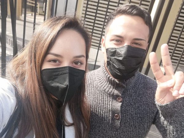 Junto a la defensora p&uacute;blica Carolina V&aacute;squez, Jairo Romero celebra su absoluci&oacute;n tras permanecer 561 d&iacute;as privado de libertad.