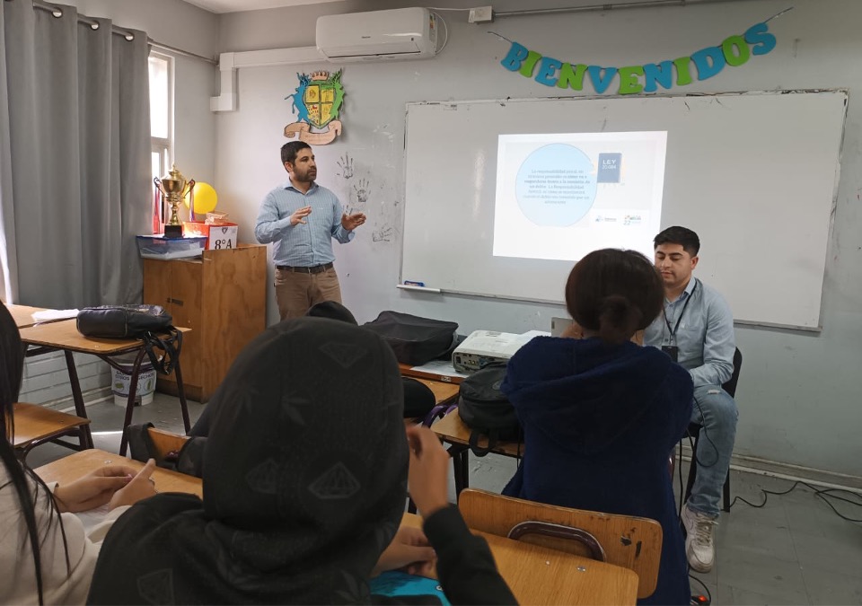 El defensor penal Joaqu&iacute;n M&uuml;ller, en un colegio de la comuna de Pe&ntilde;alol&eacute;n dictando una charla a estudiantes de b&aacute;sica.