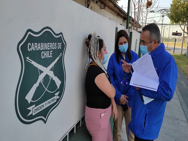 El jefe de Estudios, Mario Palma, y la Defensora Regional, Loreto Flores, entregaron tranquilidad a familiares de personas detenida en San Joaqu&iacute;n.