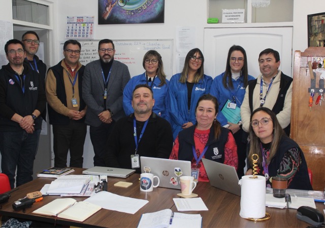 Las defensoras penitenciarias con el director y los profesores del colegio penal, junto a personal de Gendarmeria.
