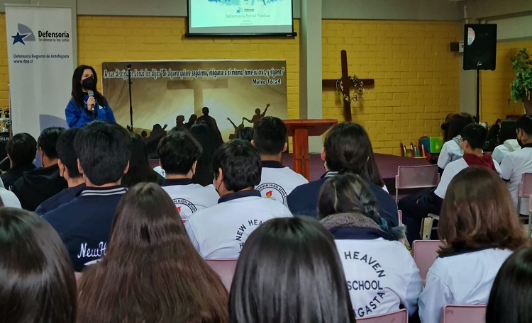 La psicologa Golda Barrientos ha participado en 22 encuentros con estudiantes secundarios de la ciudad de Antofagasta.