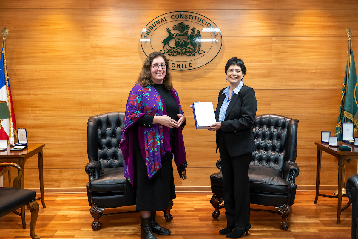 Daniela Marzi y Ver&oacute;nica Encina durante la visita de la Defensora Nacional al Tribunal Constitucional.
